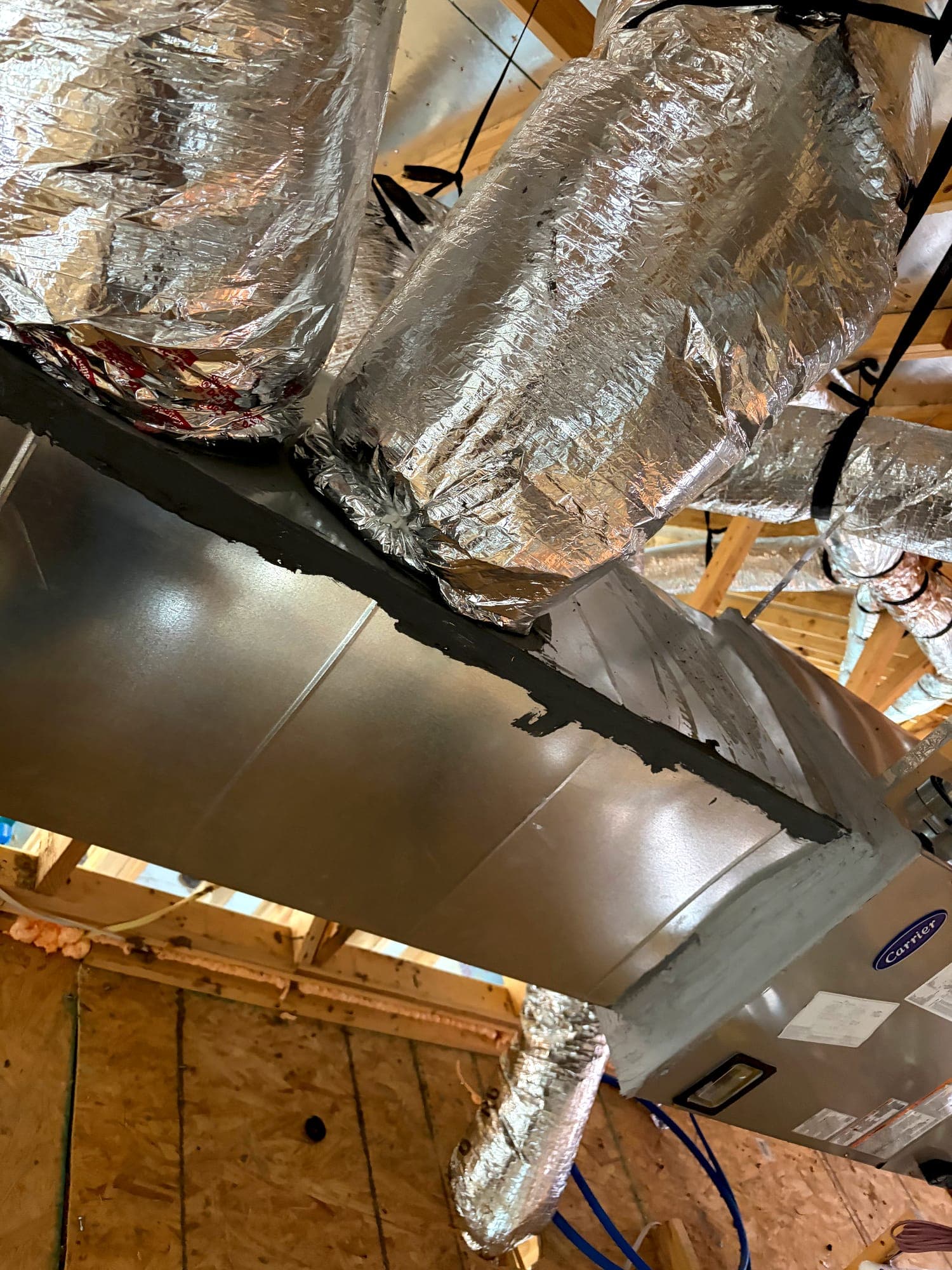 Sheet metal supply plenum and trunk line feeding insulated branch ducts